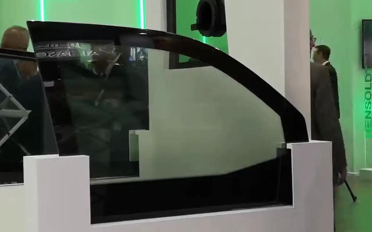 The world’s first high-protection ballistic electrochromic glass, developed jointly by Octoglass and Magistral, at IDEX 2019