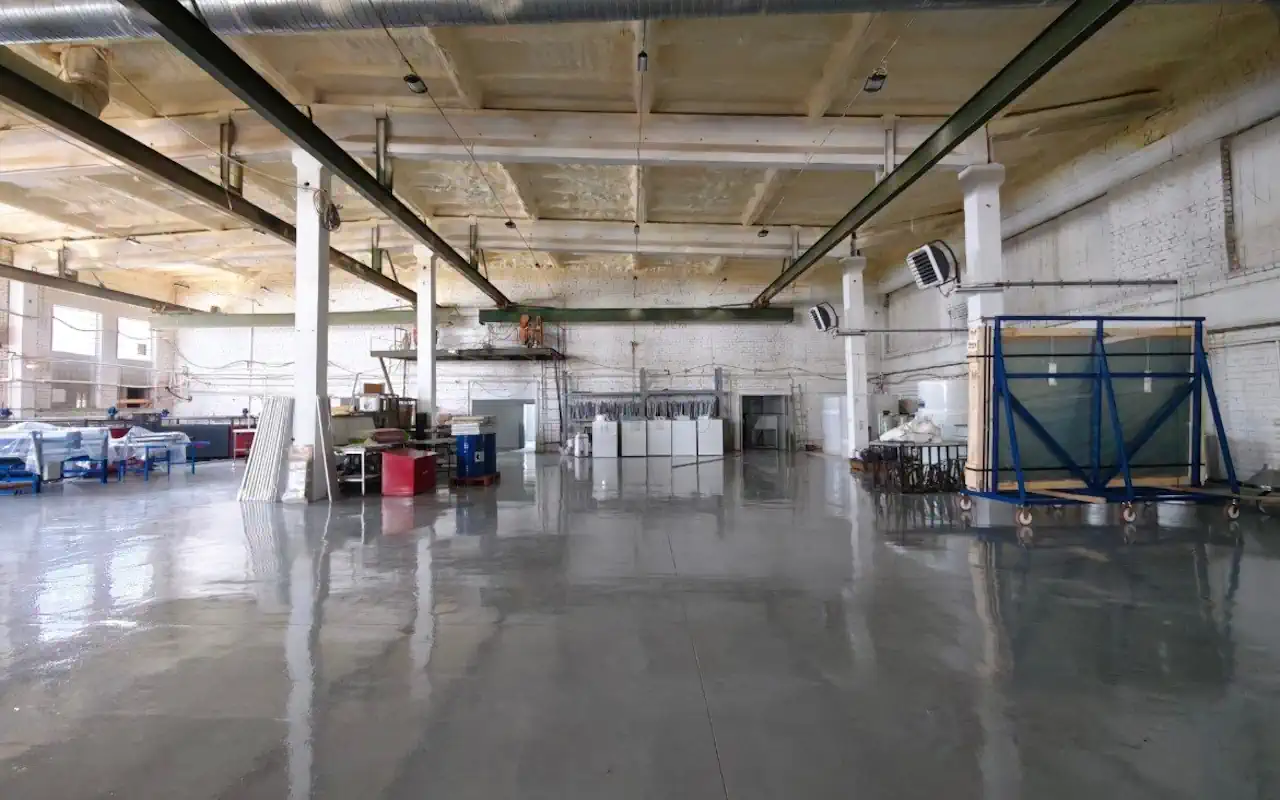 Octoglass JSC production workshop: glass preparation and handling