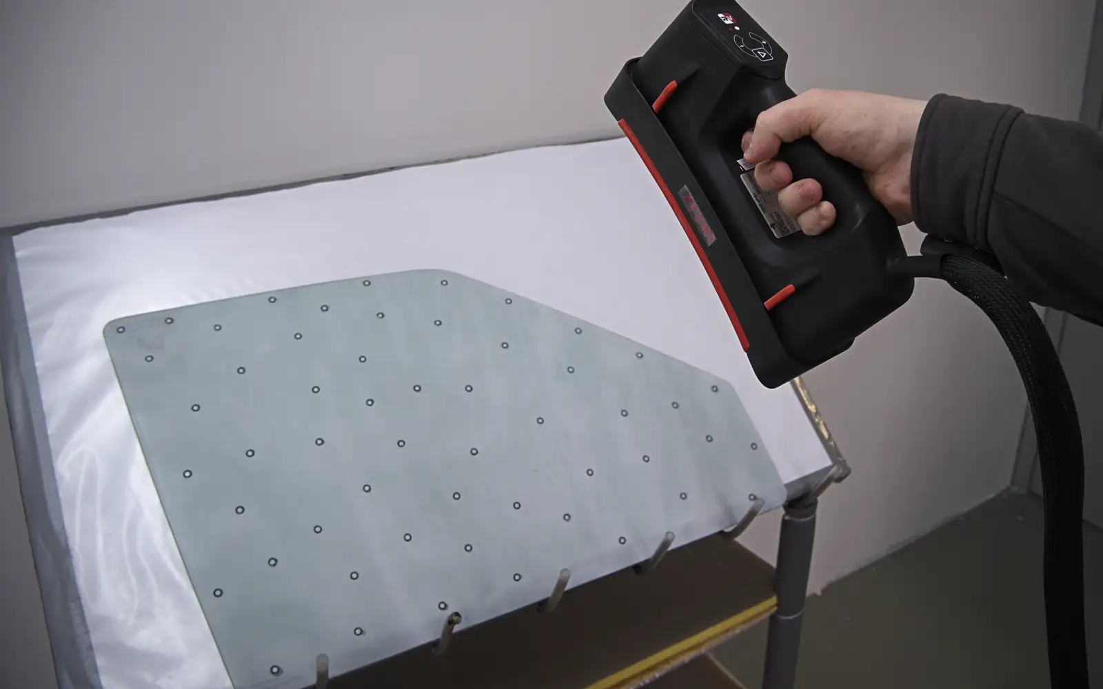 3D scanning of glass with a handheld laser scanner