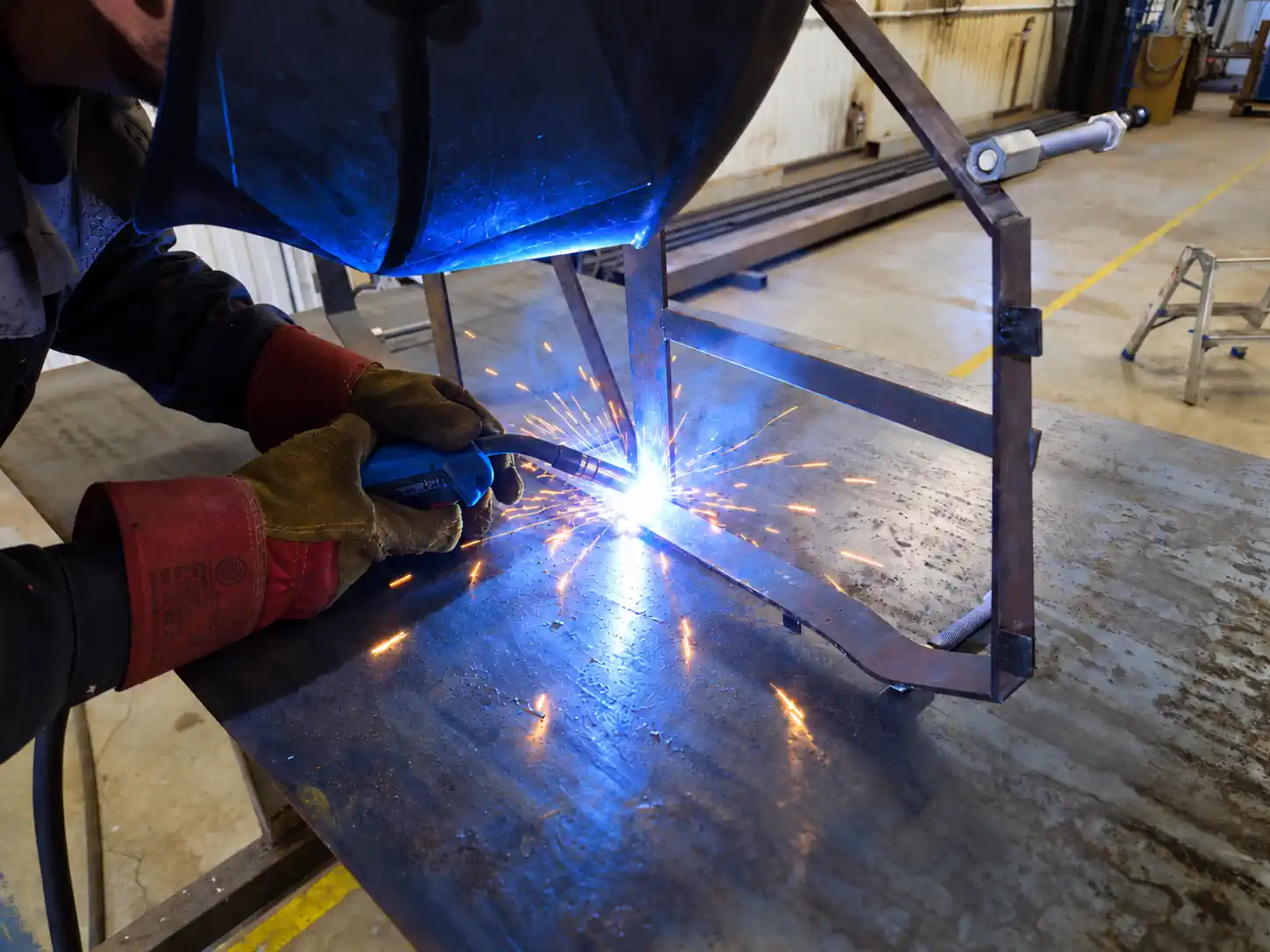Semi-automatic welding of glass-bending tooling at AO Octoglass