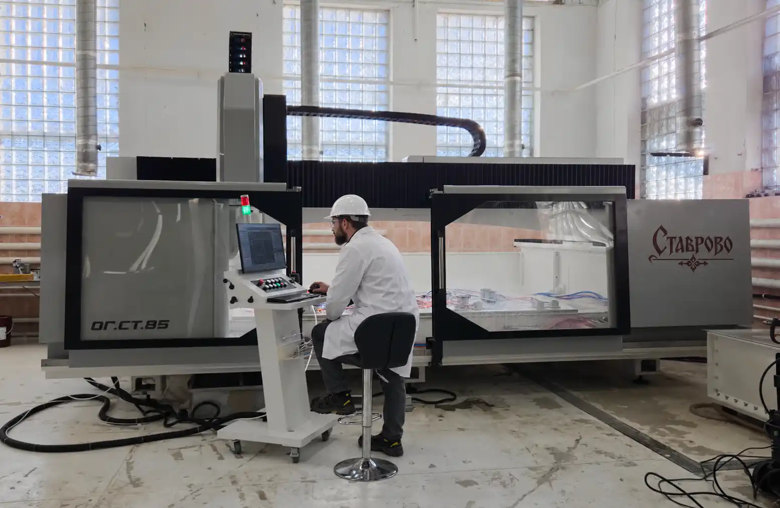 5-axis CNC machine for glass faceting and edge processing at the Octoglass site