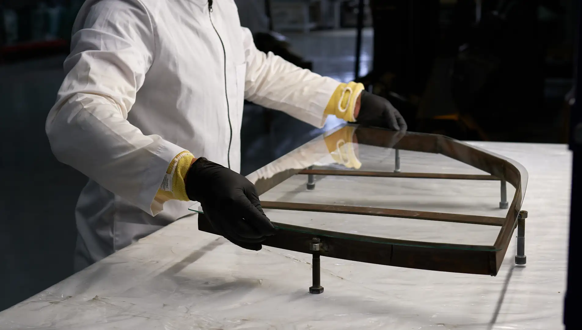 Geometry check of bent glass on tooling